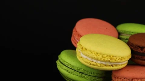 Colored macaroons rotate on black background. Stockbeeldmateriaal 152658706