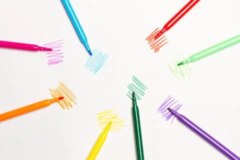 Colored markers on a white background with colored lines and copy space Foto stock