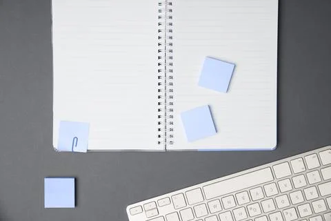 Colored paper with important message lying desk near keyboard. Main information Foto stock