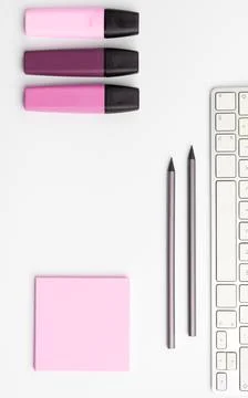 Colored paper with important message lying desk near keyboard. Main information Foto stock