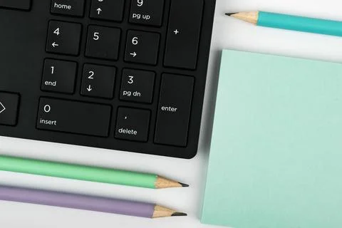 Colored paper with important message lying desk near keyboard. Main information Foto stock