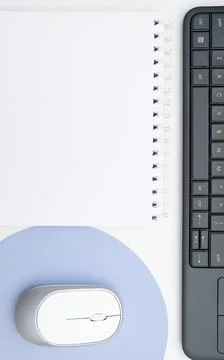 Colored paper with important message lying desk near keyboard. Main information Foto stock