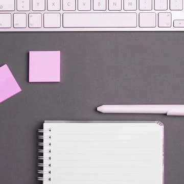 Colored paper with important message lying desk near keyboard. Main information Foto stock