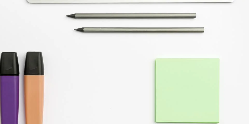 Colored paper with important message lying desk near keyboard. Main information Foto stock
