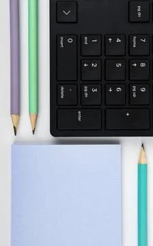 Colored paper with important message lying desk near keyboard. Main information Foto stock