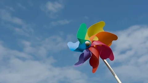Colored paper screw rotates against a blue sky,slow motion Vidéo 126796508