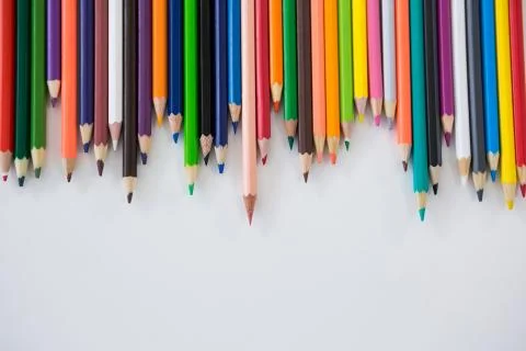Colored pencils arranged in a wavy pattern Foto stock
