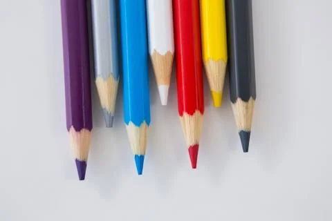 Colored pencils arranged in a wavy pattern Foto stock