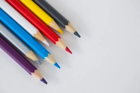 Colored pencils arranged in a wavy pattern Foto stock