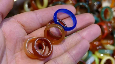 Colored rings made of agate stone, agate stone, colored agate stone, Vídeo Stock 114519117