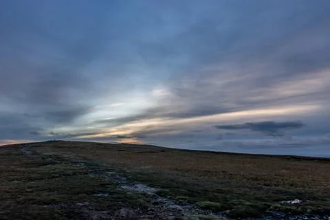 Colored sky in late time inside UK country side Stockfoto's