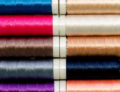 Colored spools of threads. Foto stock