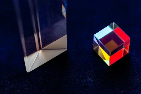 Colored square crystal with a rainbow on a substrate in close-up Foto stock