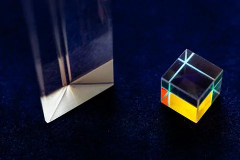 Colored square crystal with a rainbow on a substrate in close-up Foto stock
