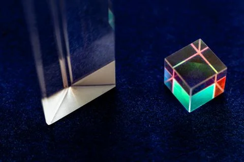 Colored square crystal with a rainbow on a substrate in close-up Foto stock
