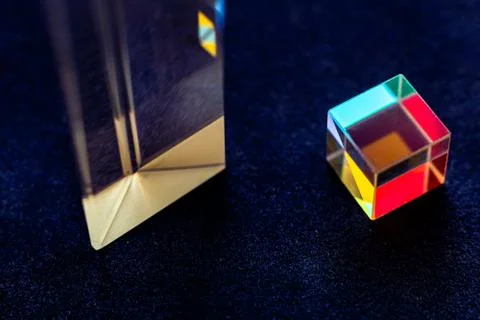 Colored square crystal with a rainbow on a substrate in close-up Foto stock