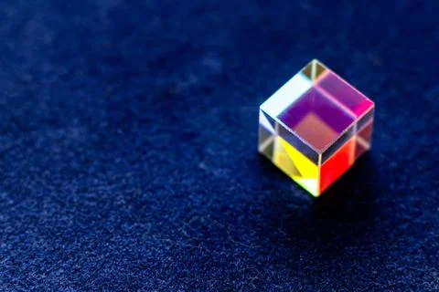 Colored square crystal with a rainbow on a substrate in close-up Foto stock
