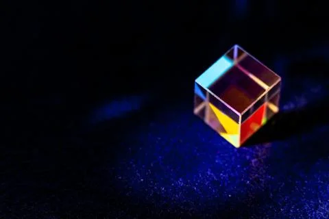 Colored square crystal with a rainbow on a substrate in close-up Foto stock