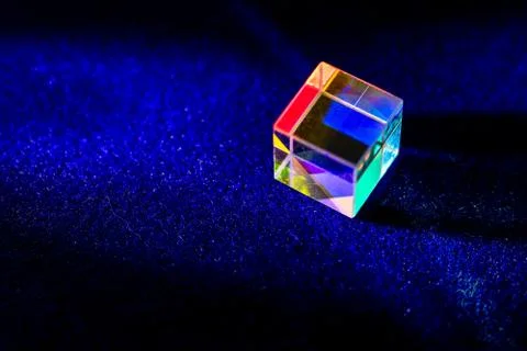 Colored square crystal with a rainbow on a substrate in close-up Foto stock