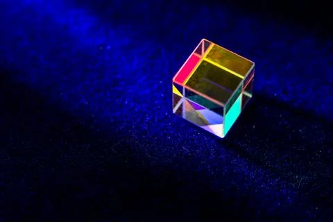 Colored square crystal with a rainbow on a substrate in close-up Foto stock