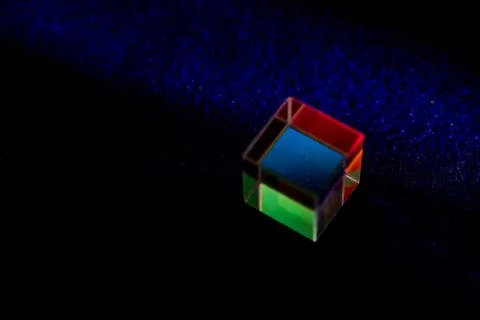Colored square crystal with a rainbow on a substrate in close-up Foto stock