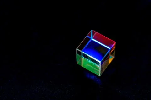 Colored square crystal with a rainbow on a substrate in close-up Foto stock