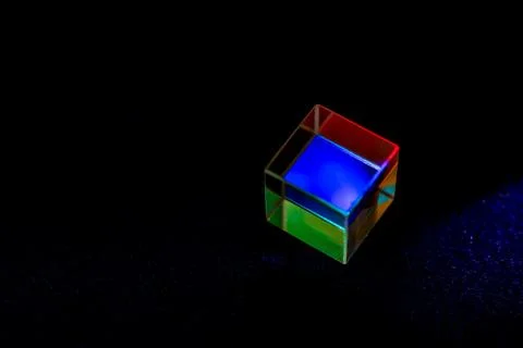 Colored square crystal with a rainbow on a substrate in close-up Foto stock