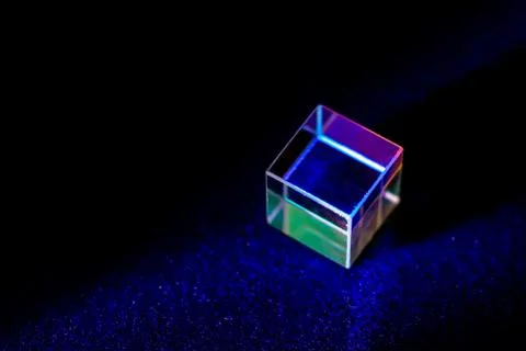 Colored square crystal with a rainbow on a substrate in close-up Foto stock