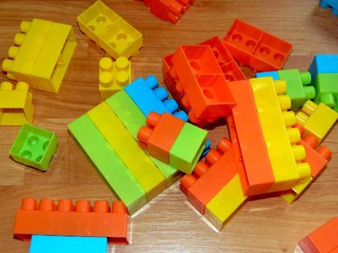 Colored toy cubes for built Stockfoto's