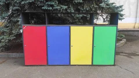Colored trash bins red, blue, yellow, green for organic waste, paper, plastic Foto stock