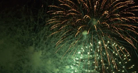 Colorful 4th of July fireworks exploding 스톡 동영상 111985316