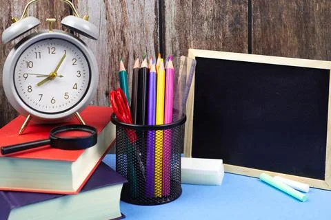 A Colorful and Inviting Study Setup with a Practical Clock and a Useful Cha.. Foto stock