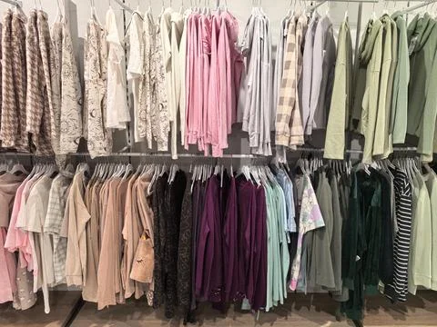 Colorful array of clothing items displayed in a retail store Foto stock