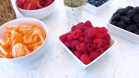 Colorful Array of Fresh Berries and Citrus Fruit on Display Foto stock
