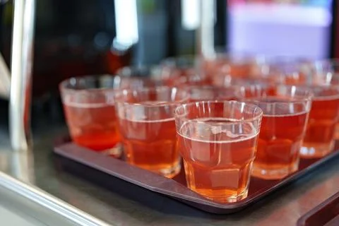 Colorful Array of Fruit Juice Cups on a Serving Cart in a Cafeteria Foto stock