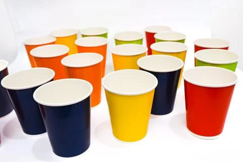 Colorful Array of Paper Cups on White Background Evoking Festive Occasions .. Foto stock