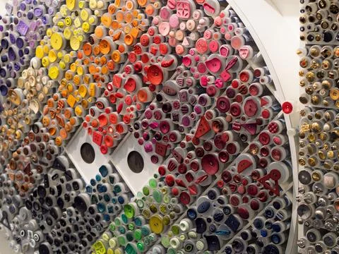 Colorful Array of Thread Spools Organized on Wall Foto stock