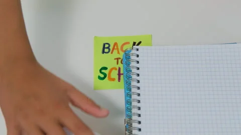 Colorful Back to School note left on the desk Vídeo Stock 314091250