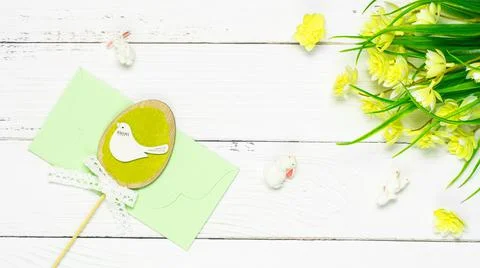 Colorful background with Easter eggs on white wooden board background. Foto stock
