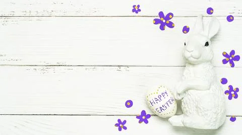 Colorful background with Easter eggs on white wooden board background. Foto stock