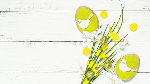 Colorful background with Easter eggs on white wooden board background. Foto stock