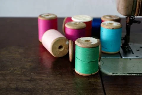 Colorful bobbins of thread Foto stock