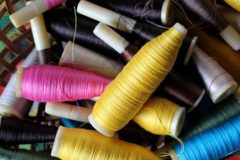 Colorful bobbins of thread Foto stock
