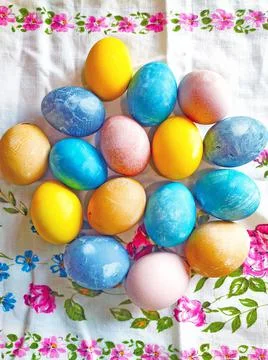 Colorful, bright Easter eggs on the above tablecloth 스톡 사진