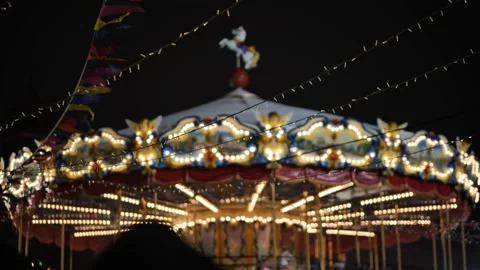 Colorful carousel with lights shining at night in amusement park Vídeo Stock 317895846