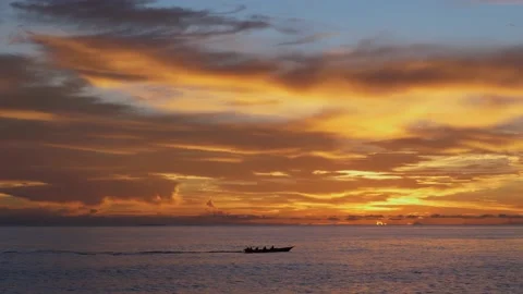 Colorful clouds on the sea in the evening 스톡 동영상 142244573