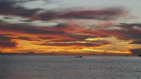 Colorful clouds on the sea in the evening 스톡 동영상 142244586