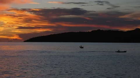 Colorful clouds on the sea in the evening 스톡 동영상 142244695