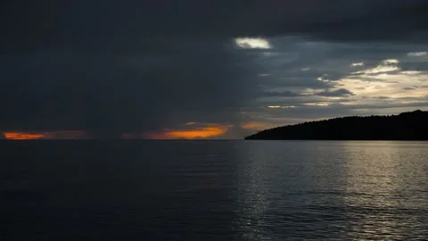 Colorful clouds on the sea in the evening 스톡 동영상 142244857