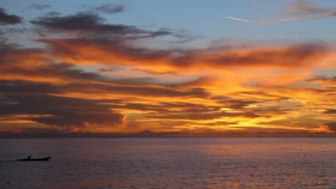 Colorful clouds on the sea in the evening 스톡 동영상 142244896